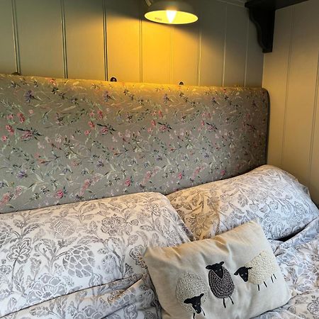 Greatwood Shepherds Hut แบทเทิล ภายนอก รูปภาพ