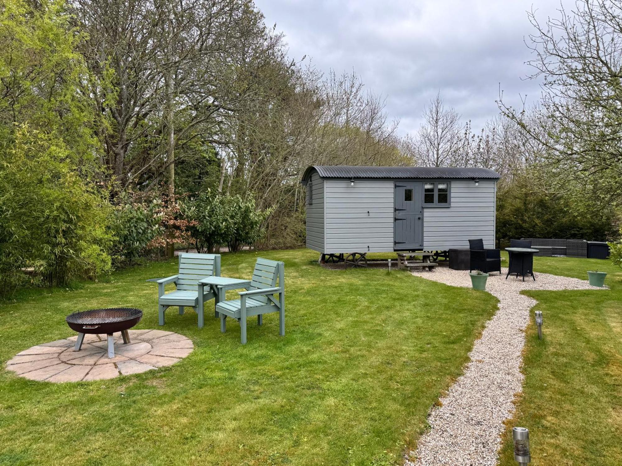 Greatwood Shepherds Hut แบทเทิล ภายนอก รูปภาพ